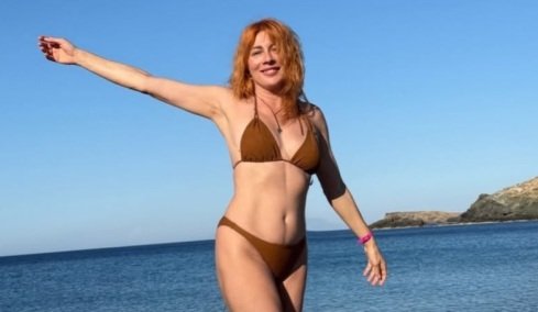 Οι φωτογραφίες με μπικίνι της Σμαράγδας Καρύδη από τον «παράδεισο» που βρήκε