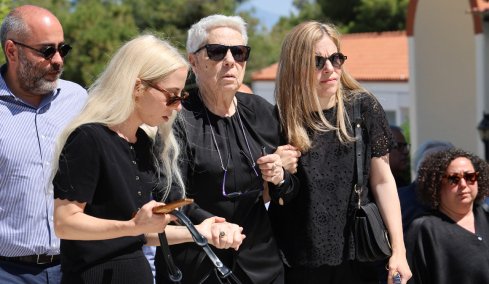  Συντετριμμένη η οικογένεια του Γιώργου Σουφλιά στο τελευταίο αντίο, παρών ο Κυριάκος Μητσοτάκης