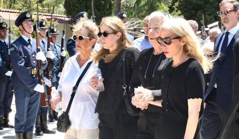  Συντετριμμένη η οικογένεια του Γιώργου Σουφλιά στο τελευταίο αντίο, πλήθος πολιτικών στην κηδεία του