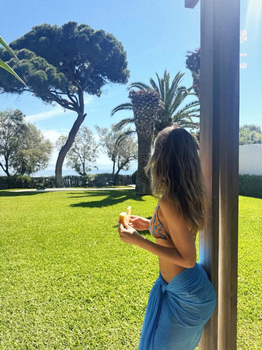 Το 24ωρο της Κλέλιας Ανδριολάτου στη Νέα Μάκρη: Η βουτιά στη θάλασσα, η επίσκεψη στον μανάβη και το... ποδοσφαιράκι