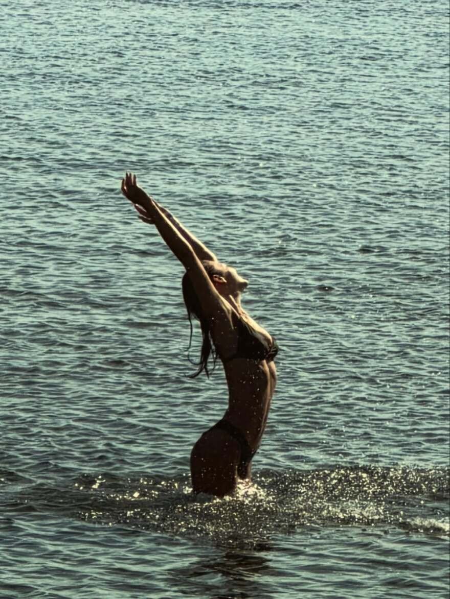 Το 24ωρο της Κλέλιας Ανδριολάτου στη Νέα Μάκρη: Η βουτιά στη θάλασσα, η επίσκεψη στον μανάβη και το... ποδοσφαιράκι