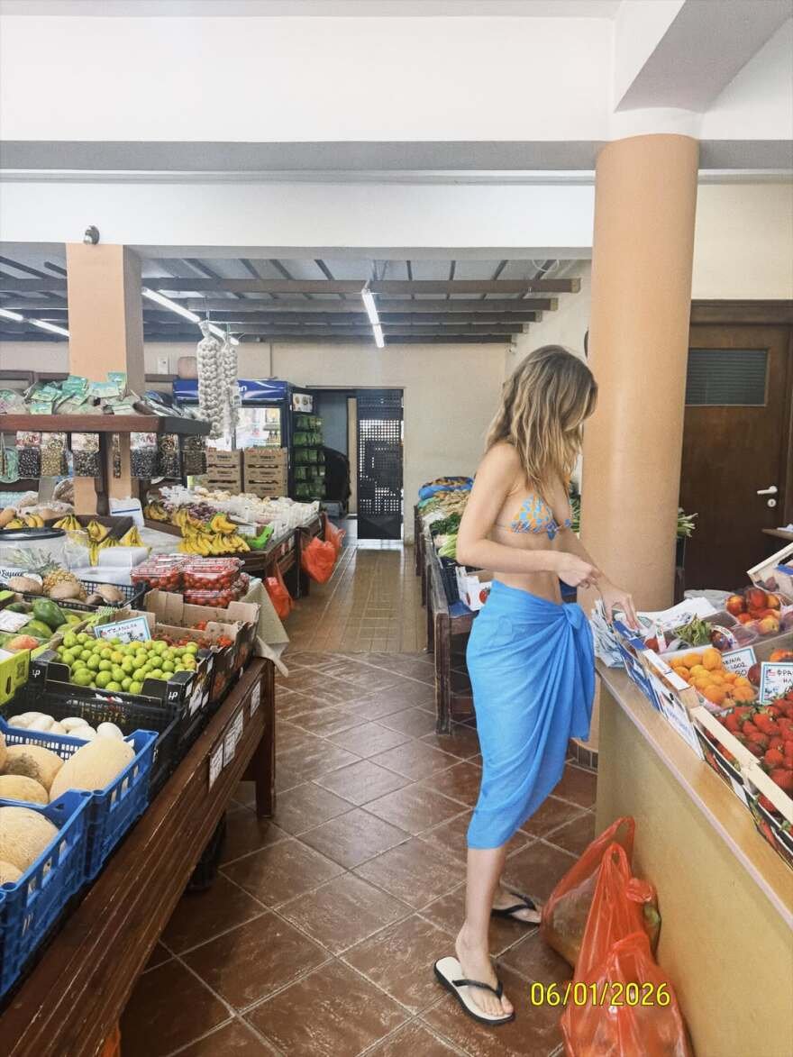 Το 24ωρο της Κλέλιας Ανδριολάτου στη Νέα Μάκρη: Η βουτιά στη θάλασσα, η επίσκεψη στον μανάβη και το... ποδοσφαιράκι