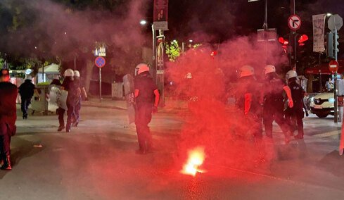 Σοβαρά επεισόδια έξω από το σπίτι των ιδιοκτητών της ΑΕΛ μετά από συλλαλητήριο οπαδών στη Λάρισα, συλλήψεις και προσαγωγές, βίντεο