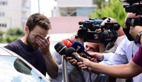 Μπάμπης Αναγνωστόπουλος: Πέντε χρόνια από την ομολογία του πιλότου που σκότωσε την Καρολάιν στα Γλυκά Νερά - Το θέατρο στις κάμερες