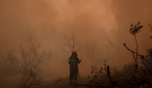 Ο ένας έκανε ηλεκτροκόλληση, ο άλλος... μπάρμπεκιου: Πέντε συλλήψεις σε ένα 24ωρο για εμπρησμούς από αμέλεια σε Φθιώτιδα, Σέρρες, Αττική και Ρόδο