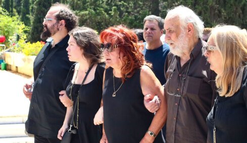 Συγγενείς, φίλοι και συνάδελφοι είπαν το τελευταίο «αντίο» στον Σωτήρη Τσόγκα, συντετριμμένη η Μαίρη Ραζή