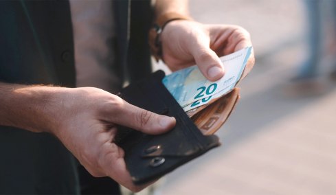 Τον κορόιδευαν επειδή κρατούσε μετρητά στο πορτοφόλι του, η επιστήμη απέδειξε ότι είχε δίκιο