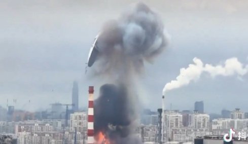 Ρωσικός πύραυλος και όχι ουκρανικό drone χτύπησε τελικά το διυλιστήριο στη Μόσχα και εκτόξευσε το καπάκι δεξαμενής, δείτε βίντεο