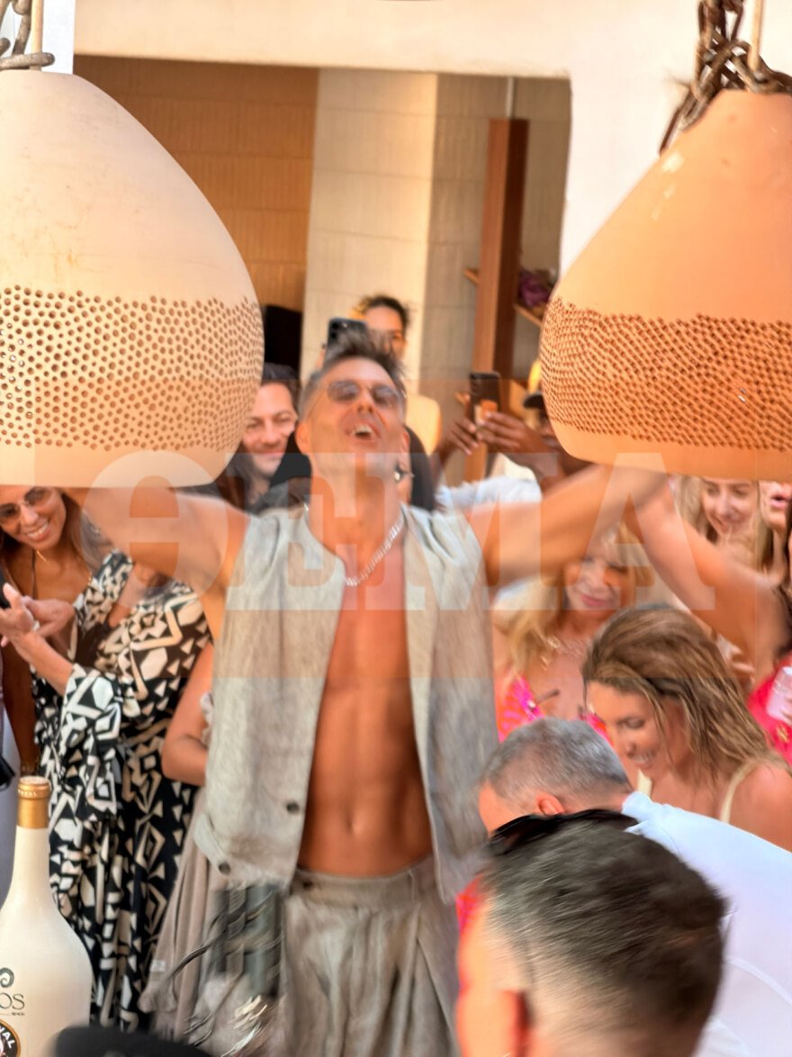 Το γαμήλιο πάρτι της Αθηνάς Οικονομάκου και του Μπρούνο Τσερέλα στην Πάρο, δείτε αποκλειστικές φωτογραφίες και βίντεο 