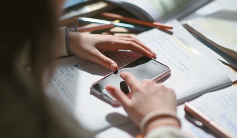 Έπεσαν 25.000 αποβολές για κινητά στα σχολεία, έκρηξη της ΔΕΠΥ στους μαθητές 