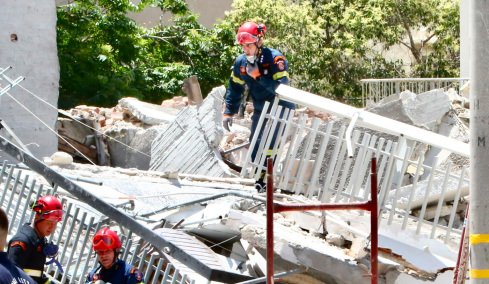 Γέμισε η γειτονιά σκόνη στα Πετράλωνα, δείτε φωτογραφίες αμέσως μετά την κατάρρευση της πολυκατοικίας