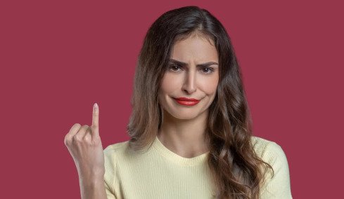 «Φεύγει» η άνοια κουνώντας το μικρό δαχτυλάκι; Ειδικός μιλά για τη νέα μόδα στο TikTok  