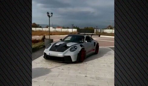 Τα supercars των Βιλανάκηδων στο μικροσκόπιο των Αρχών: Δείτε βίντεο με την Porsche GT3 RS των 350.000 ευρώ μέσα στον οικισμό της οικογένειας