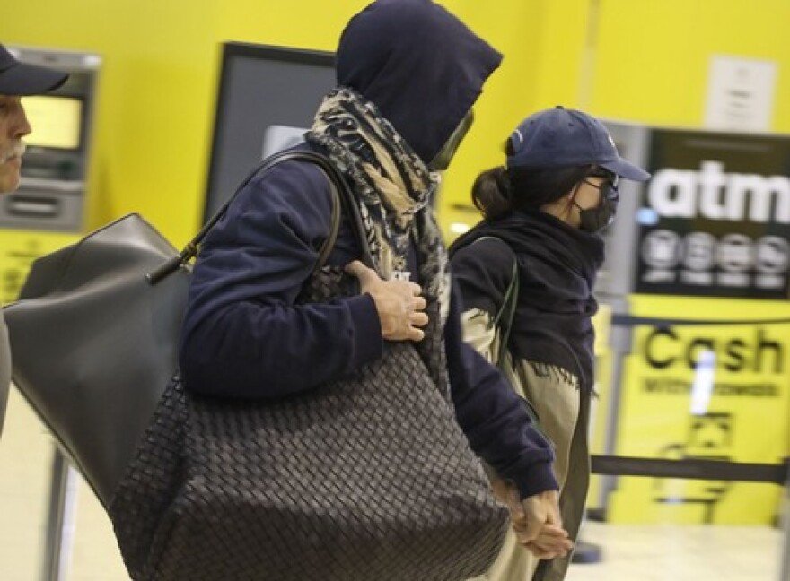 Τζέικομπ Ελόρντι και Κένταλ Τζένερ προσπάθησαν να περάσουν απαρατήρητοι στο αεροδρόμιο: Με μάσκα, κουκούλα, γυαλιά... και τσάντες αξίας περίπου 30.000 δολαρίων