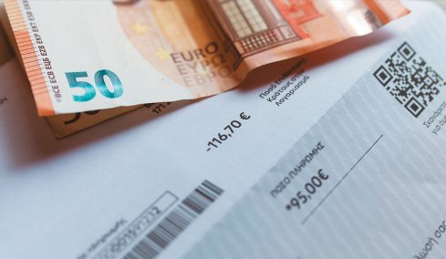 Aλλάζουν τα δημοτικά τέλη: Αποσυνδέονται από τους λογαριασμούς ρεύματος, τι προανήγγειλε ο Λιβάνιος