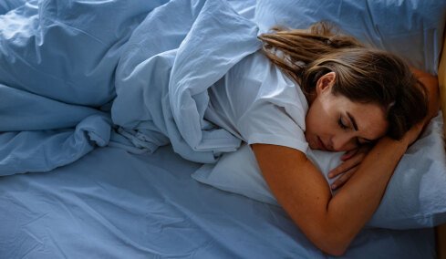 Ύπνος με κουβέρτα το καλοκαίρι: Τι λένε οι επιστήμονες για αυτή τη συνήθεια;
