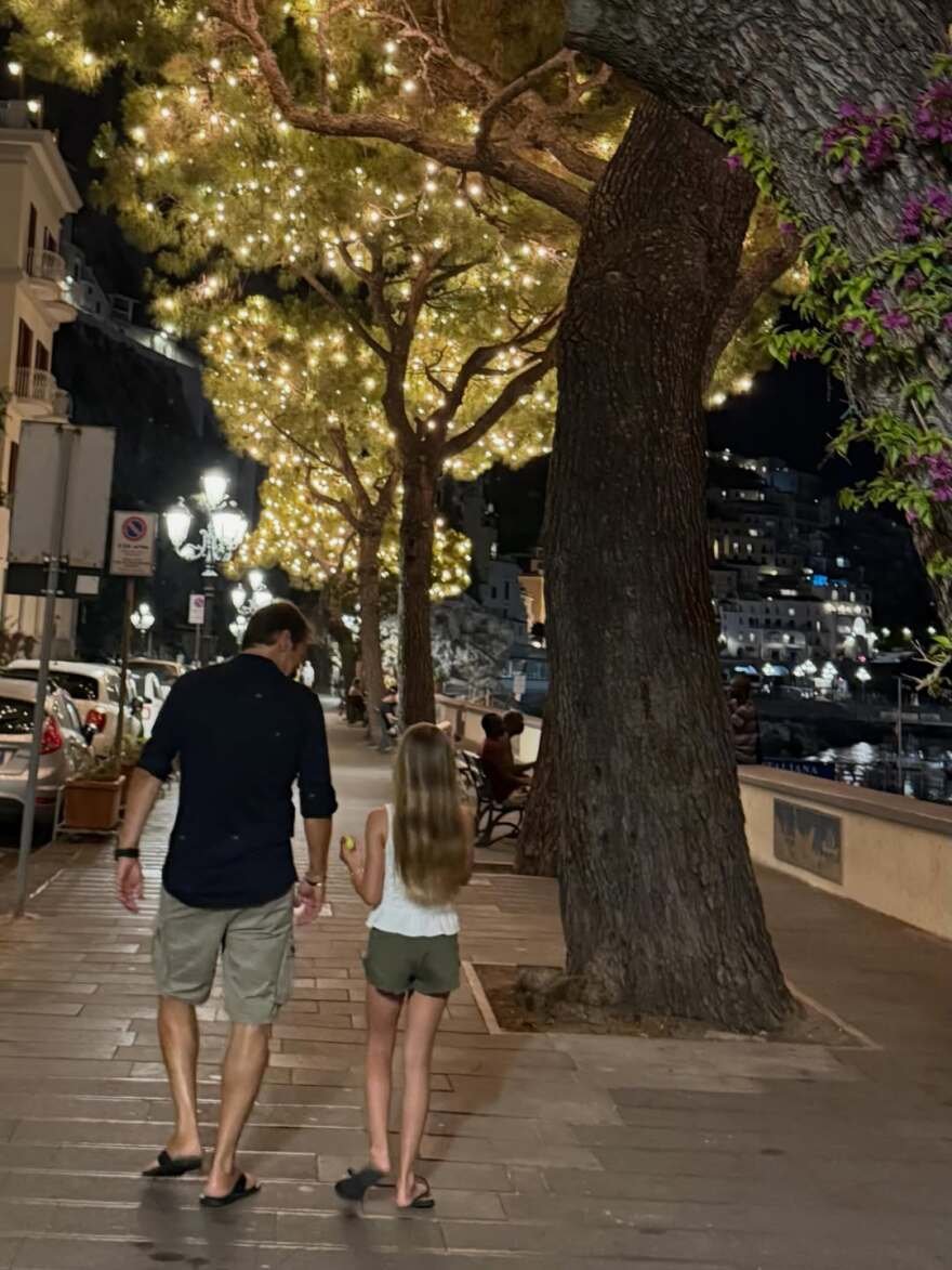 Η Ελένη Μενεγάκη φωτογραφήθηκε με τον Κινγκ Κονγκ και την κόρη της στη Νάπολη, το φιλί με τον Ματέο Παντζόπουλο