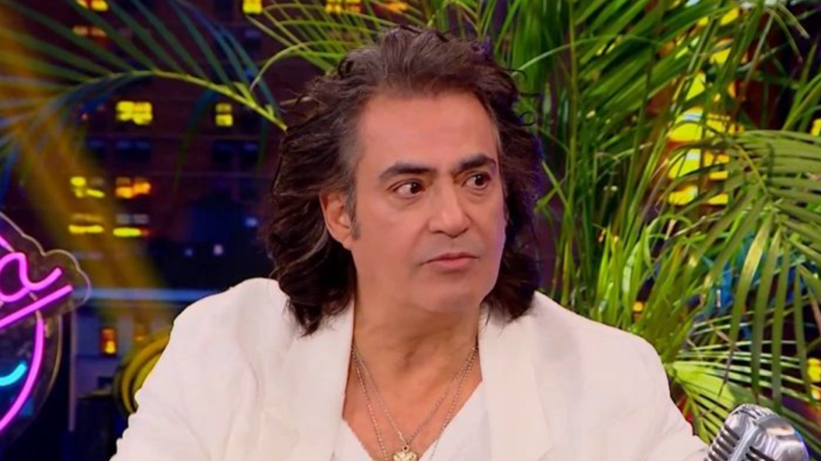 Διονύσης Σχοινάς: Το πρώτο φλερτ και το πρώτο τηλεφώνημα με την Καίτη Γαρμπή, πώς πήγε να πνιγεί με τον πατερά του και τον έγραψαν οι εφημερίδες