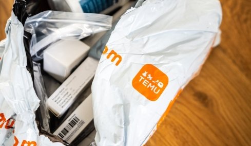 Τέλος τα «δωρεάν» πακέτα από Temu και Shein: Πώς τα 3 ευρώ γίνονται 6 και 9 σε κάθε δέμα, δείτε παραδείγματα  