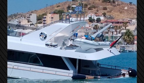 Σαλαμίνα: Βυθίζεται θαλαμηγός στη Μαρίνα Βουρκαρίου, δείτε βίντεο και φωτογραφίες