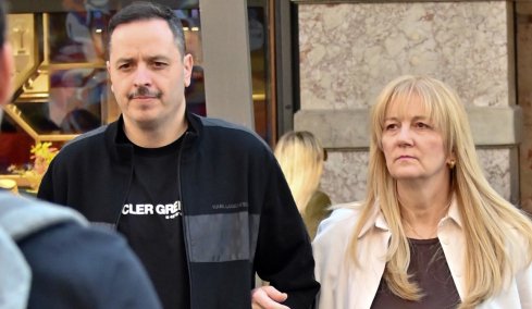 Ο Αλέξανδρος Τσουβέλας και η σύντροφός του κινούνται νομικά μετά τα αρνητικά σχόλια στις φωτογραφίες τους