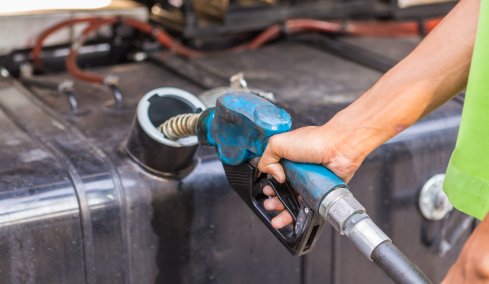 Ένα στα τέσσερα πρατήρια κλέβει καύσιμο στην αντλία, στα 400 εκατ. ευρώ η ετήσια επιβάρυνση των οδηγών  