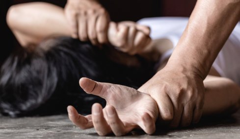 19χρονη στη Σκόπελο καταγγέλλει ότι βιάστηκε από συνάδελφό της, ξύπνησε σπίτι του μόνο με το εσώρουχο