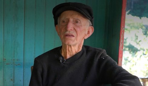 Στα 94 του κρατάει τσάπα, δουλεύει στα αμπέλια και φτιάχνει το δικό του κρασί: «Με κουράζει να κάθομαι μέσα»  