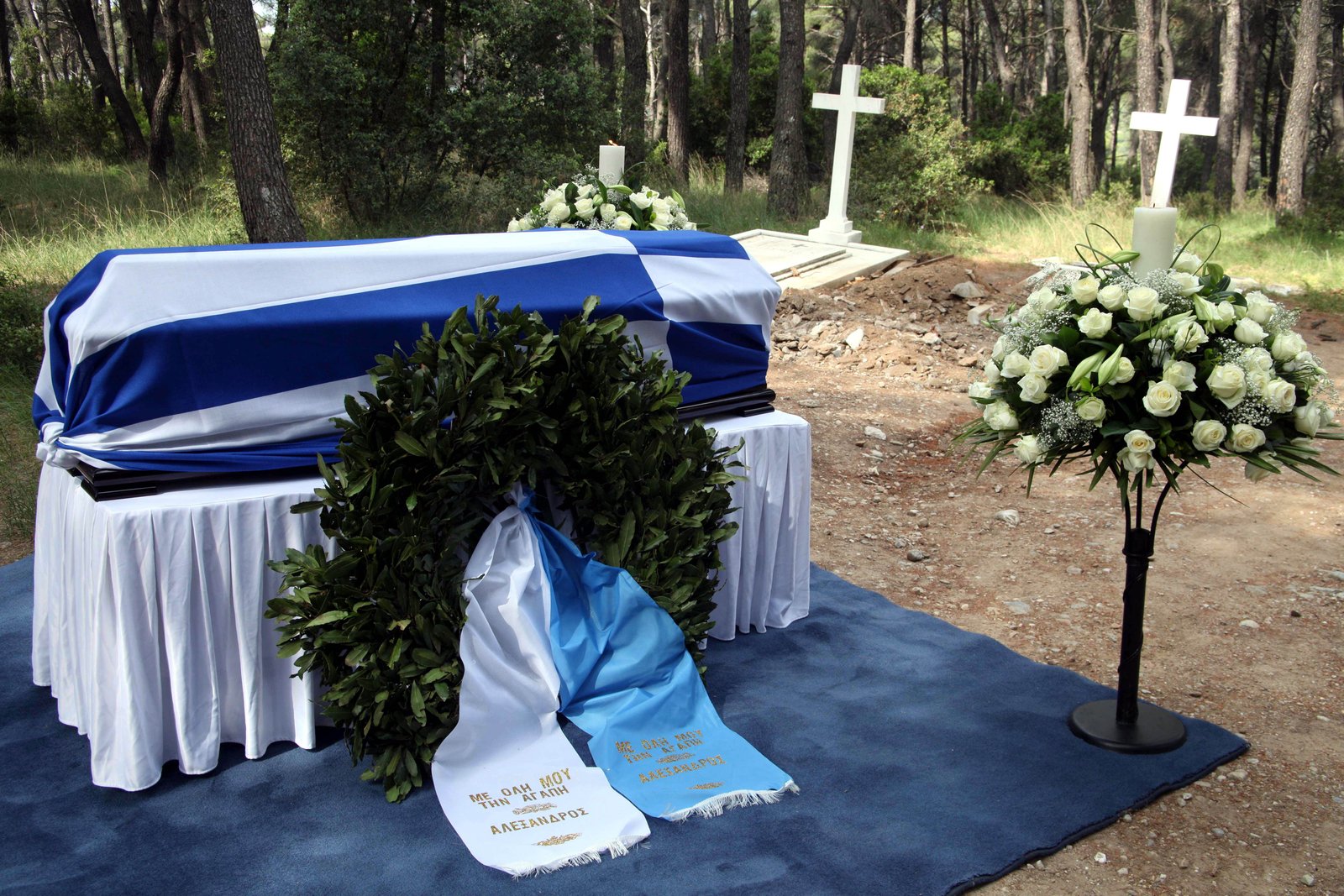 Έκταφη και τρισάγιο των οστών της βασίλισσας Αλεξάνδρας της Γιουγκοσλαβίας στο Τατόι