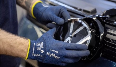Ξηλώνουν τα σήματα της Volkswagen από τα αυτοκίνητα
