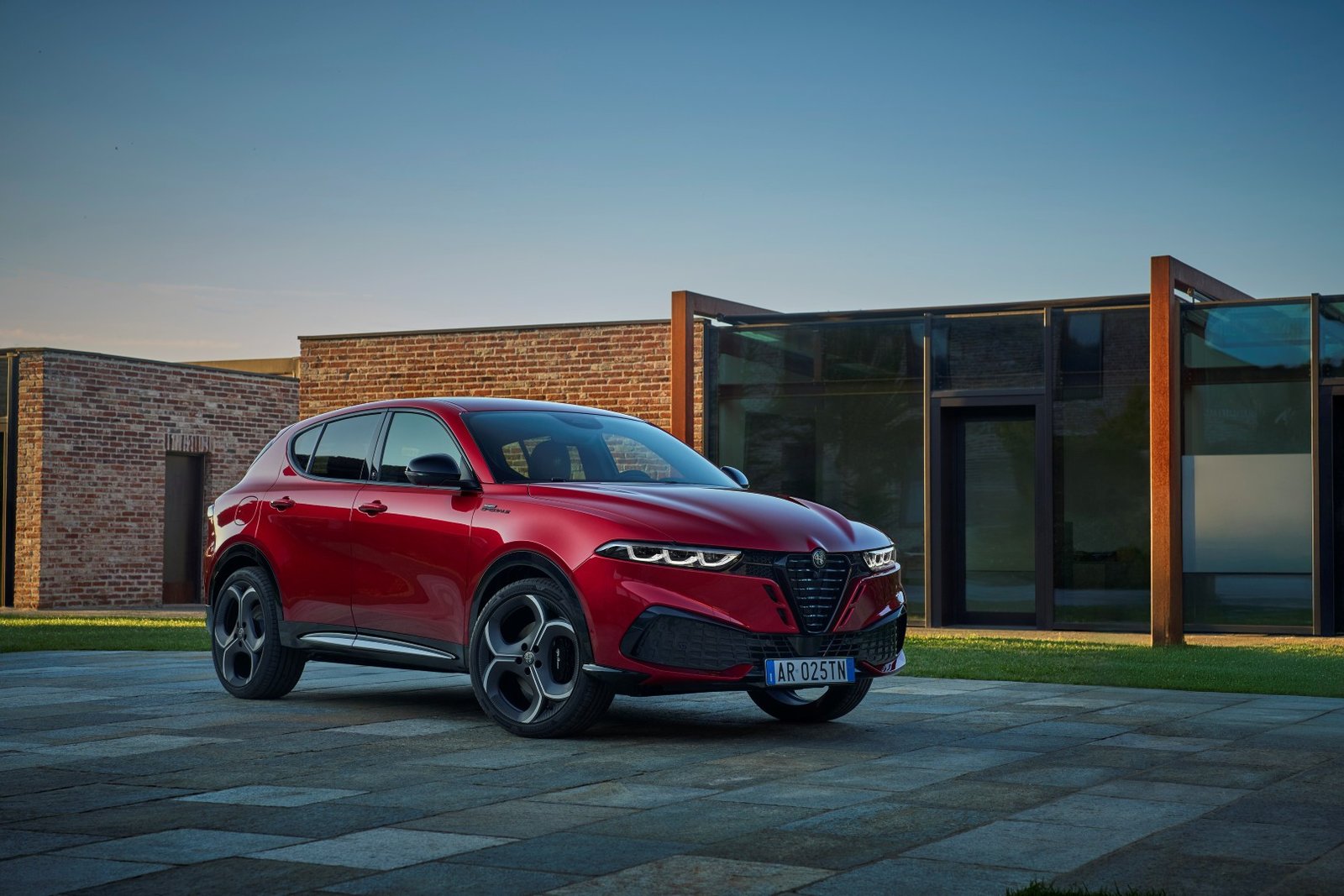 Διαθέσιμη στην Ελλάδα η νέα Alfa Romeo Tonale Ibrida