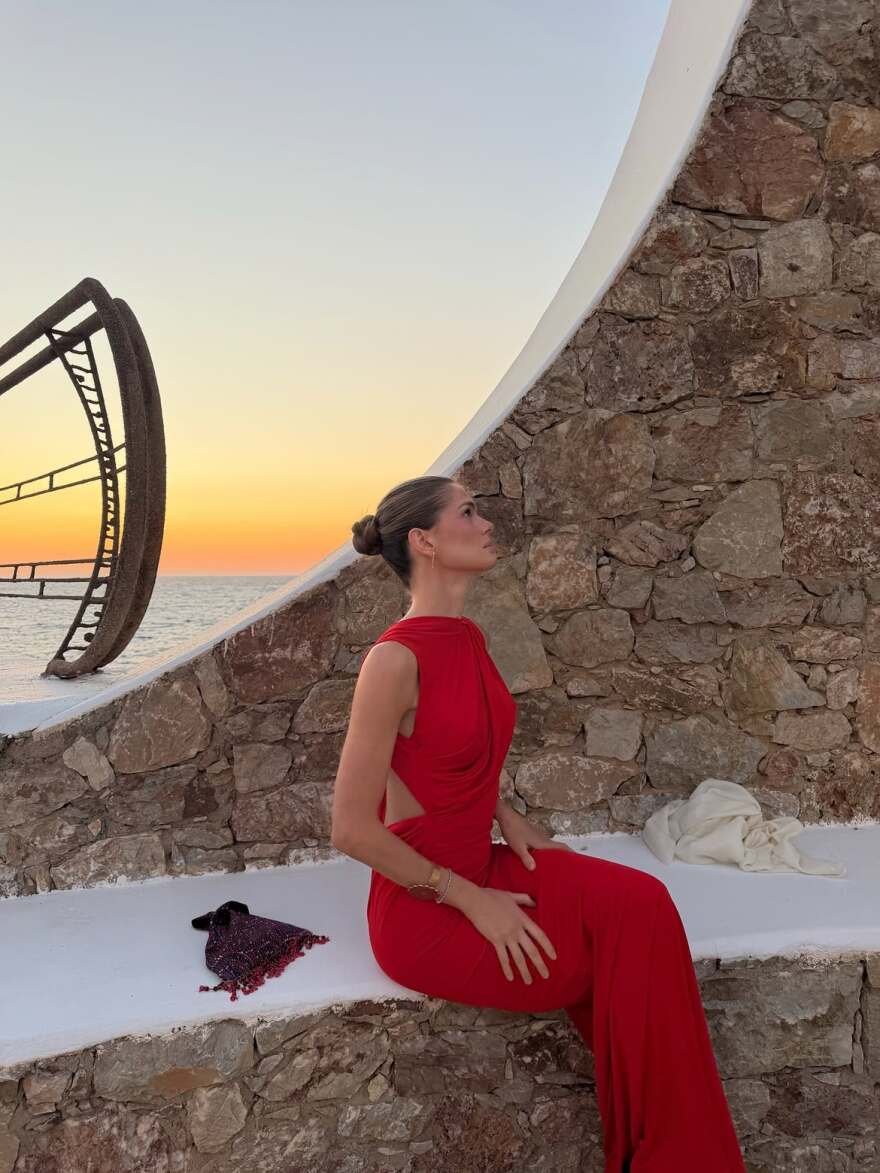 Η εντυπωσιακή εμφάνιση της Αμαλίας Κωστοπούλου σε γάμο με κόκκινο εξώπλατο φόρεμα