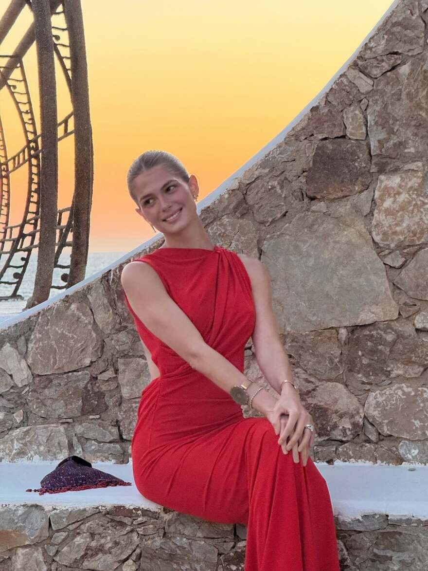 Η εντυπωσιακή εμφάνιση της Αμαλίας Κωστοπούλου σε γάμο με κόκκινο εξώπλατο φόρεμα