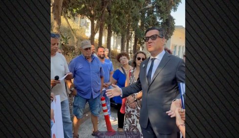 Αιχμές στη Βουλή για τα «έξυπνα» γυαλιά του Άδωνι Γεωργιάδη: «Όταν πηγαίνω σε συναθροίσεις θα τα φοράω και οι αξιόποινες πράξεις θα καταγράφονται»