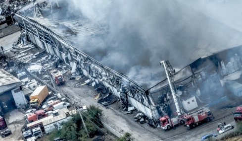 «Αδερφέ κάηκες πολύ, καλέστε ασθενοφόρο»: Βίντεο με τραυματία εργαζόμενο λίγα λεπτά μετά την έκρηξη στην επιχείρηση στον Ασπρόπυργο