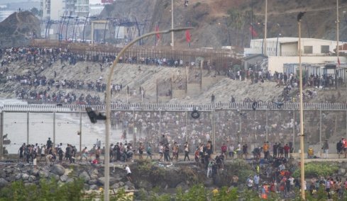Χάος στη Θέουτα με χιλιάδες μετανάστες που πέρασαν από το Μαρόκο: Τουλάχιστον 18 νεκροί, σύγκρουση Ισπανίας και Ιταλίας
