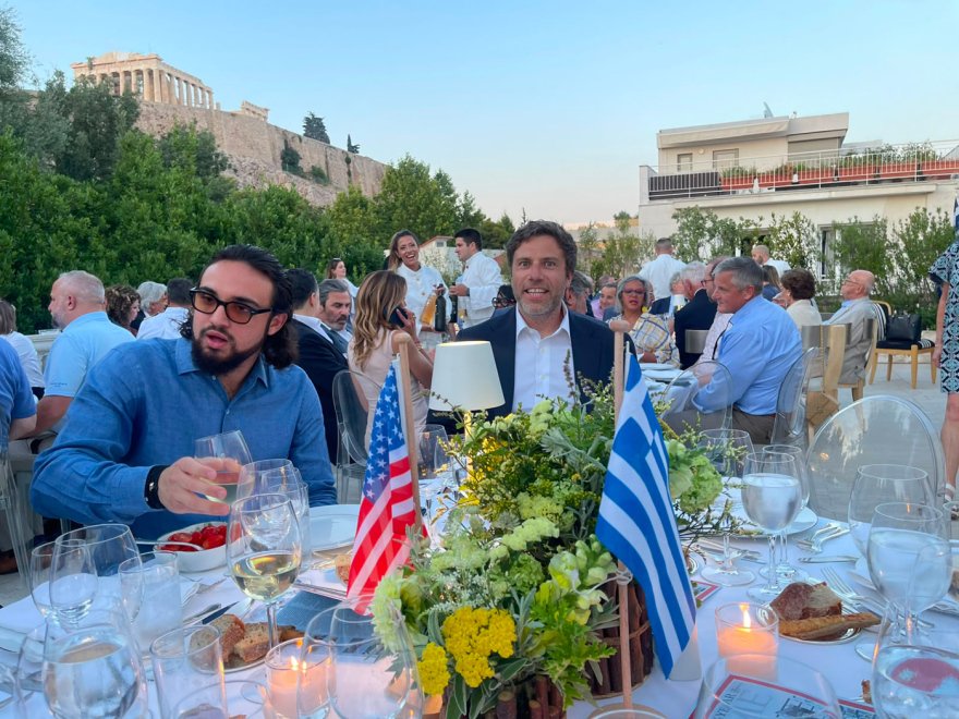 Η δεξίωση του εφοπλιστή Νίκου Τσάκου σε Ελληνοαμερικανούς γερουσιαστές στο σπίτι του με θέα την Ακρόπολη, δείτε φωτογραφίες