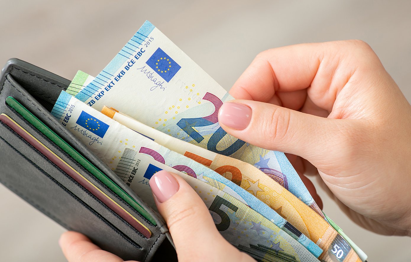 Σχεδόν 2,5 δισ. ευρώ σε 4,3 εκατ. δικαιούχους έως τις 31 Ιουλίου – Ποιοι θα πληρωθούν από e-ΕΦΚΑ και ΔΥΠΑ