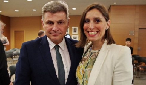 Ο Φαραντούρης απαντά για την απόσπαση της συζύγου του στη ΜΕΑ στις Βρυξέλλες: Επιλέχθηκε βάσει των προσόντων της