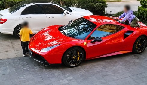 Eκαναν… τσουλήθρα σε Ferrari αξίας 452.000 ευρώ (video)