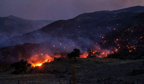Δεύτερη νύχτα μάχης με τις φλόγες:  Φωτιά τώρα στην Αχαΐα, 112 για εκκένωση της Φλόκας -  Σε εξέλιξη πυρκαγιά σε Ρέθυμνο και Αγρίνιο