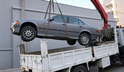 Σηκώνουν αυτοκίνητα από τους δρόμους της Αττικής