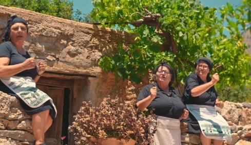 Οι viral γιαγιάδες από την Κρήτη ξαναχτυπούν με νέο τραγούδι και ανοίγουν... πόλεμο εναντίον του σούσι, δείτε βίντεο