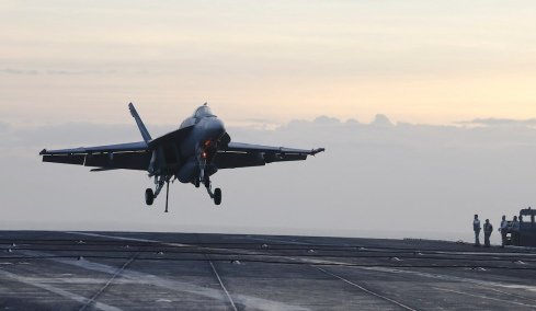 Τρίτη συνεχόμενη νύχτα αμερικανικών επιθέσεων κατά του Ιράν, ένας νεκρός από χτύπημα της Τεχεράνης σε δεξαμενόπλοιο των Εμιράτων