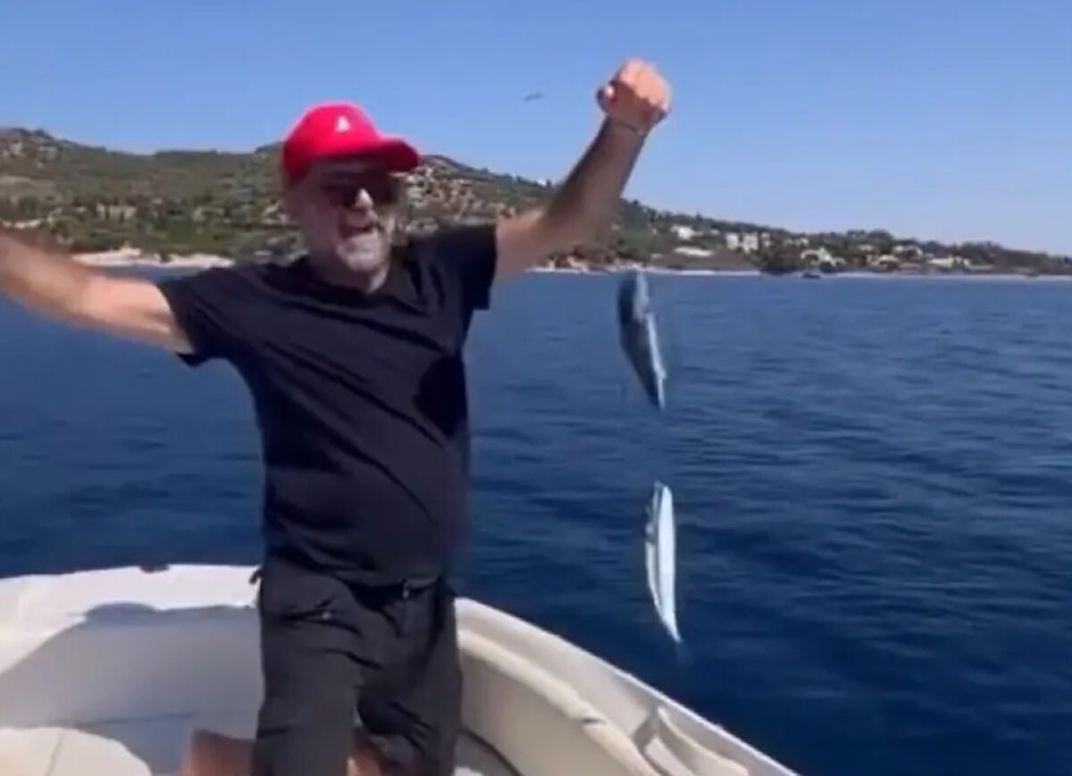 Ο Μιχάλης Ιατρόπουλος κοιτάζει τους λαγοκέφαλους που ψάρεψε