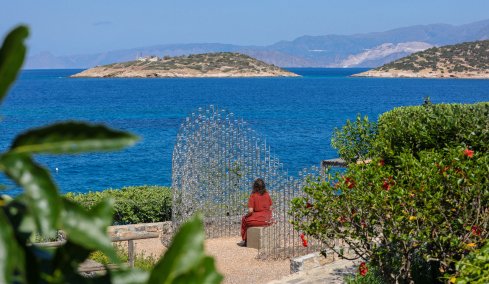 Ένα ζευγάρι καλλιτεχνών δημιούργησε ένα έργο που μας προσκαλεί να δούμε το κρητικό τοπίο μέσα από χιλιάδες οπτικές  