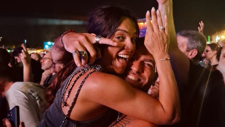 Η Καρολίνα Ζακλίν Καλύβα του Survivor δέχτηκε πρόταση γάμου από τον σύντροφό της στη συναυλία του Moby στην Αθήνα