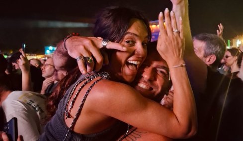 Η Καρολίνα Ζακλίν Καλύβα του Survivor δέχτηκε πρόταση γάμου από τον σύντροφό της στη συναυλία του Moby στην Αθήνα