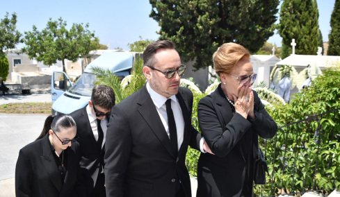 Συγκίνηση στο τελευταίο αντίο στον Βασίλη Λεβέντη, «δεν είμαι βιολογικό του παιδί, αλλά είχα την τύχη να τον αποκαλώ πατέρα» είπε ο γιος του