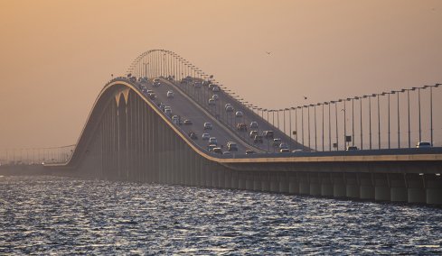 Η γέφυρα των 1,7 δισ. ευρώ πάνω από τη θάλασσα που ενώνει δύο χώρες και περνά από τεχνητά νησιά